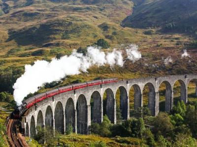 Le Jacobite Steam Train traversant le viaduc de Glenfinnan
