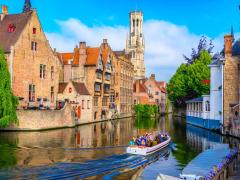 Vue classique du centre historique de la ville avec canal à Bruges