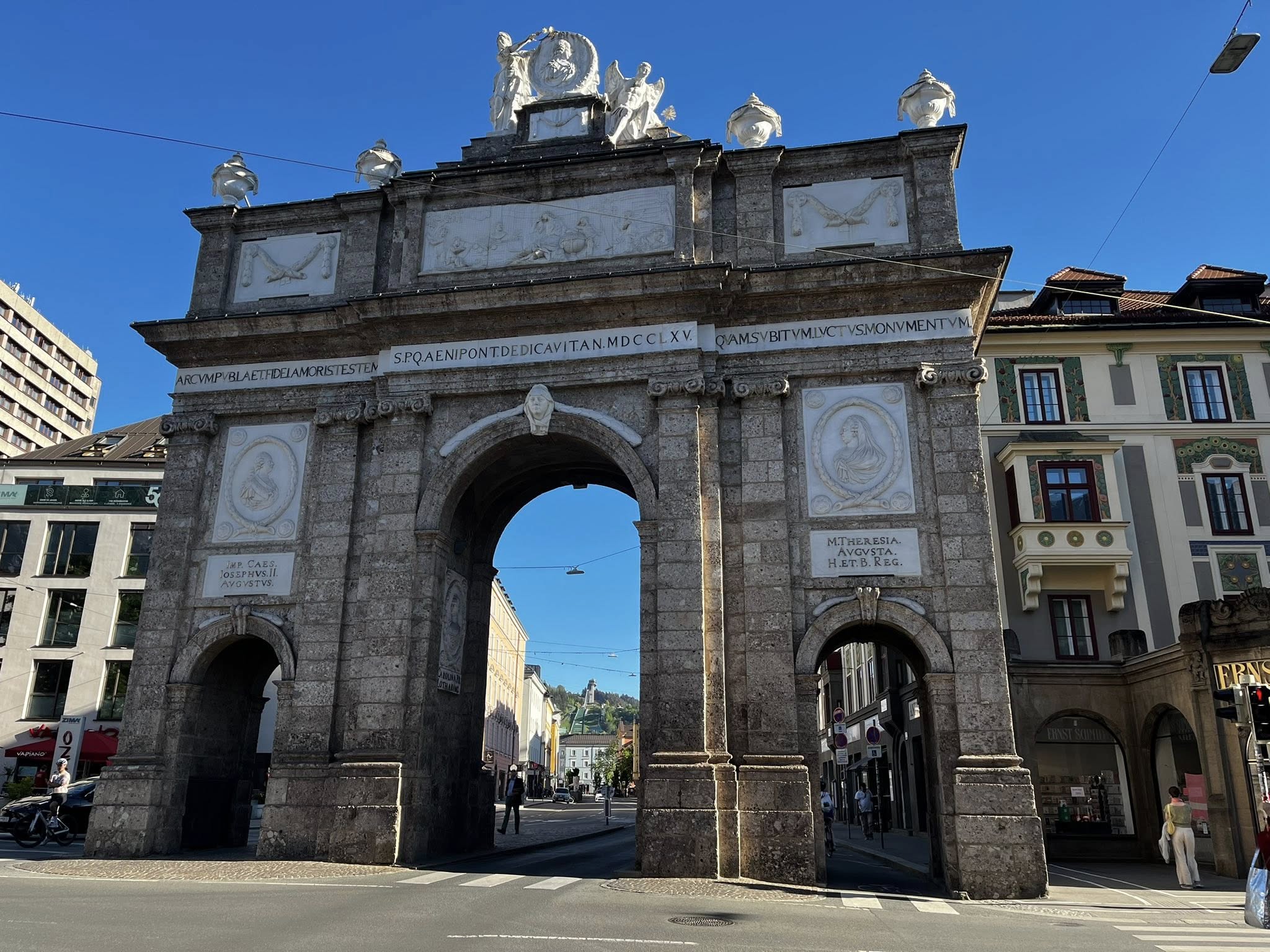 Arc de triomphe Innsbruck Discovery Trains