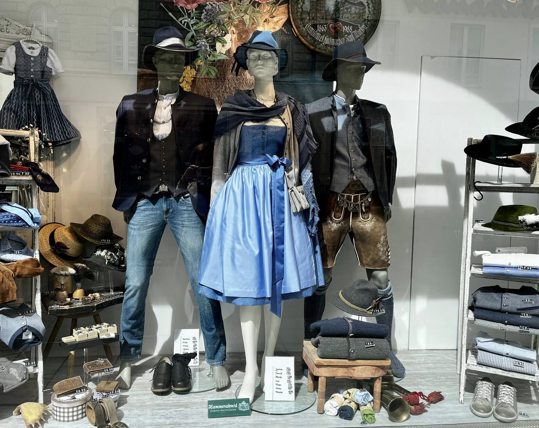 Dans la vitrine tracht Munich Discovery Trains