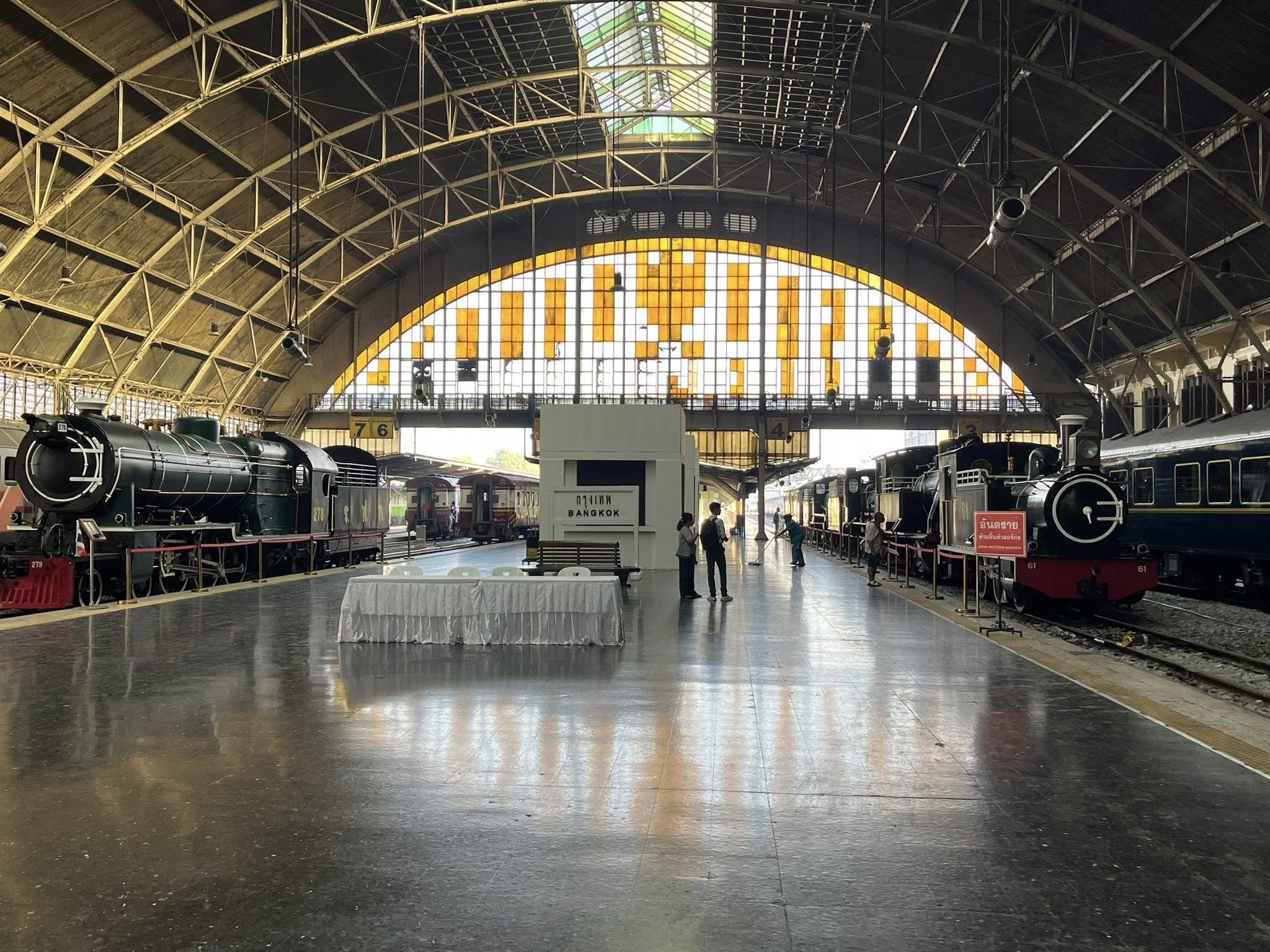Gare de Bangkok La verrière entre deux locomotives Thaïlande Discovery Trains
