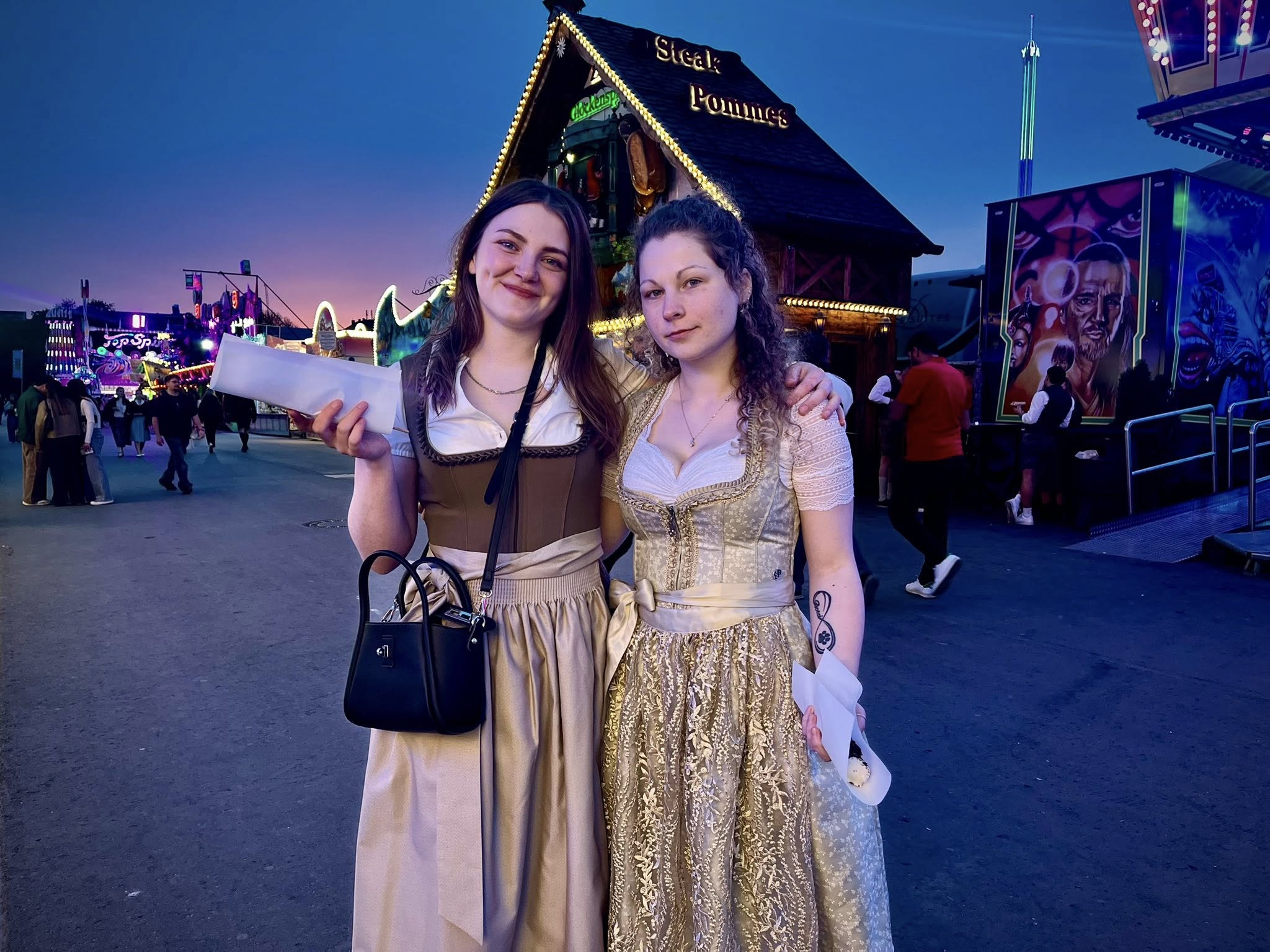 Jeunes filles en 2 tracht Munich Discovery Trains