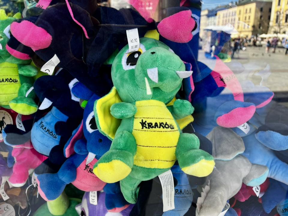 Peluche Dragon seul Cracovie Pologne Discovery Trains