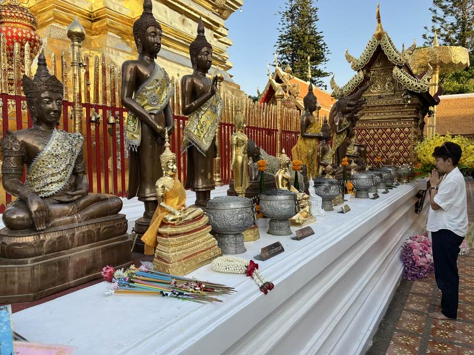 Thailande En prière devant son Bouddha Discovery Trains