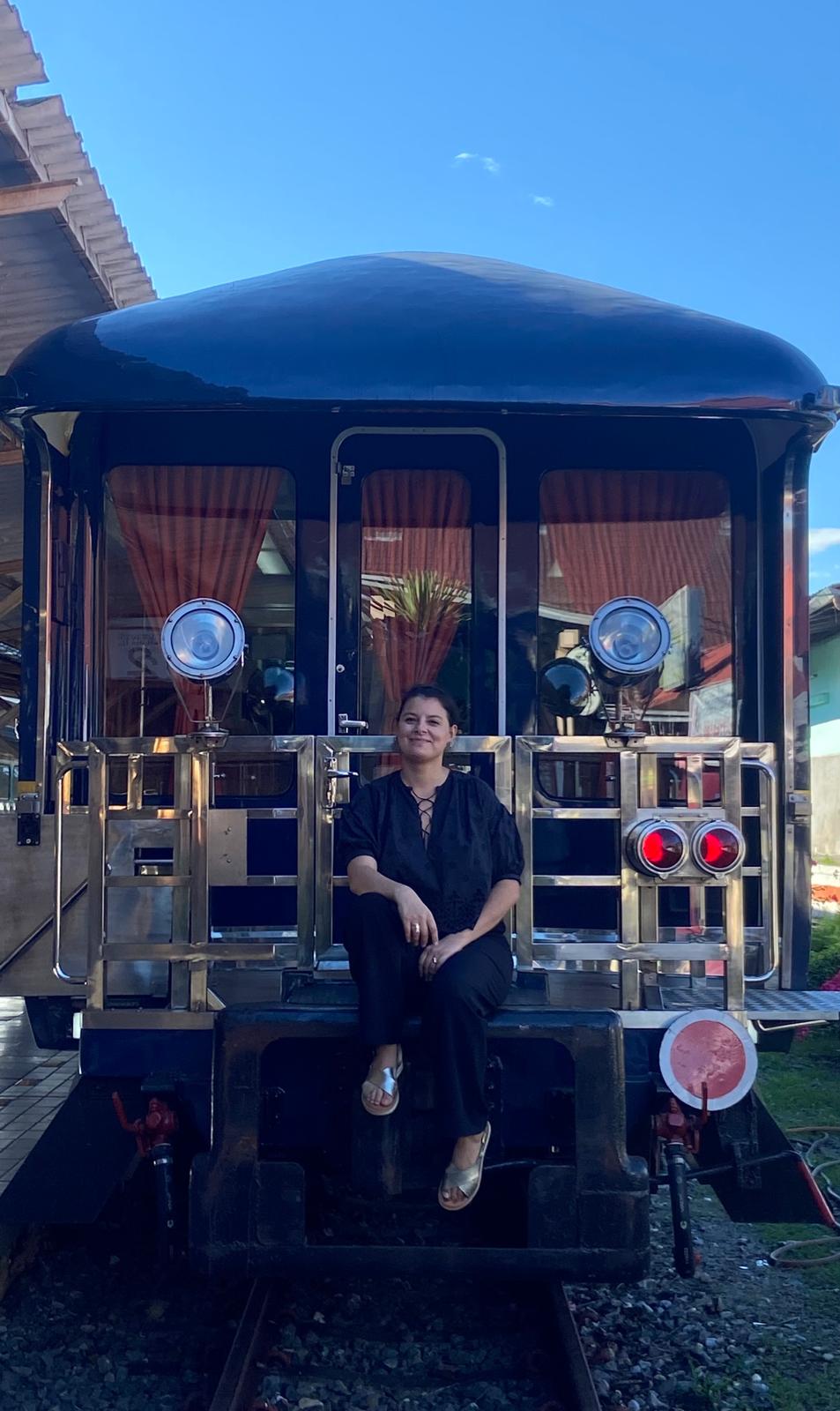 Blue Jasmine at Chiang Mai Station2 Mathilde Thrierr