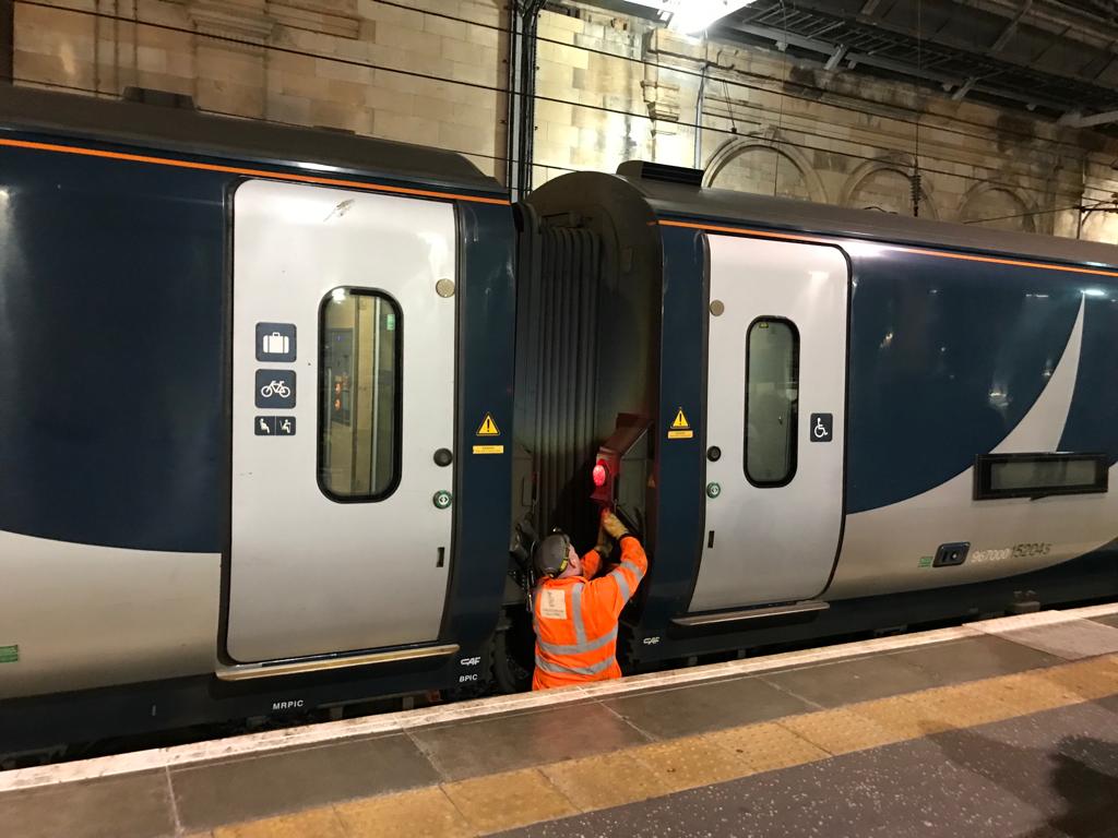 Caledonian Sleeper raccordement des wagons Discovery Trains