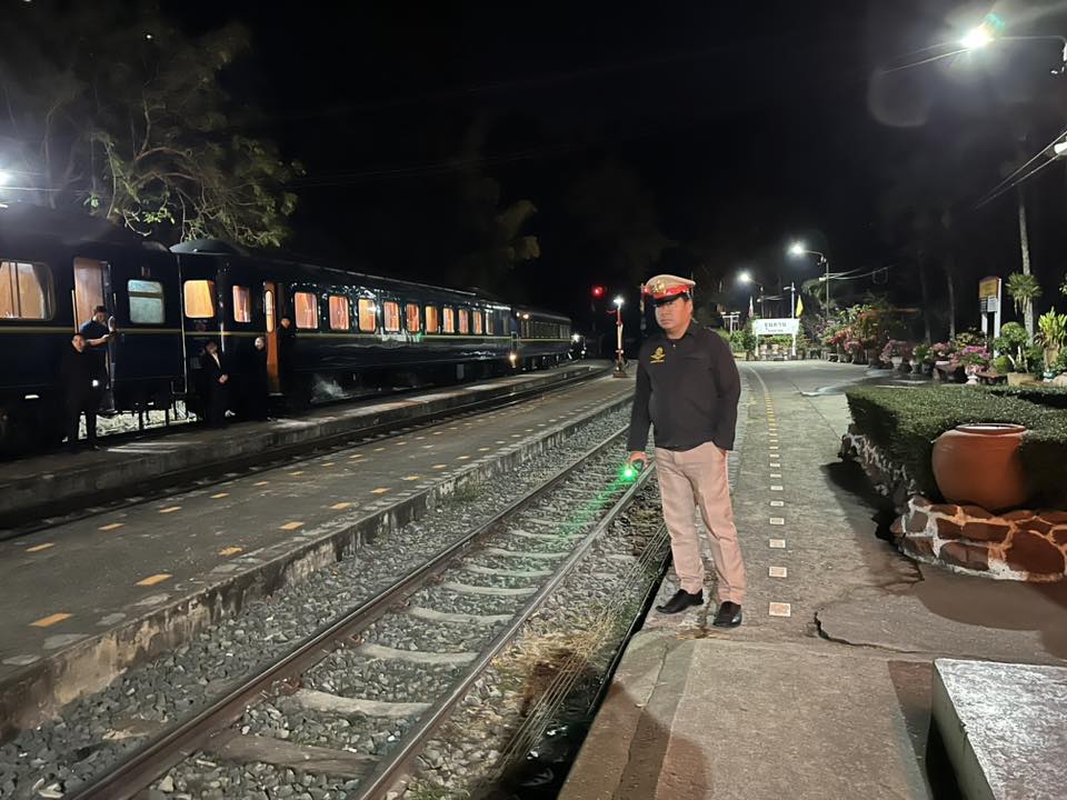 Chef de gare Khun Tan Blue Jasmine Discovery Trains