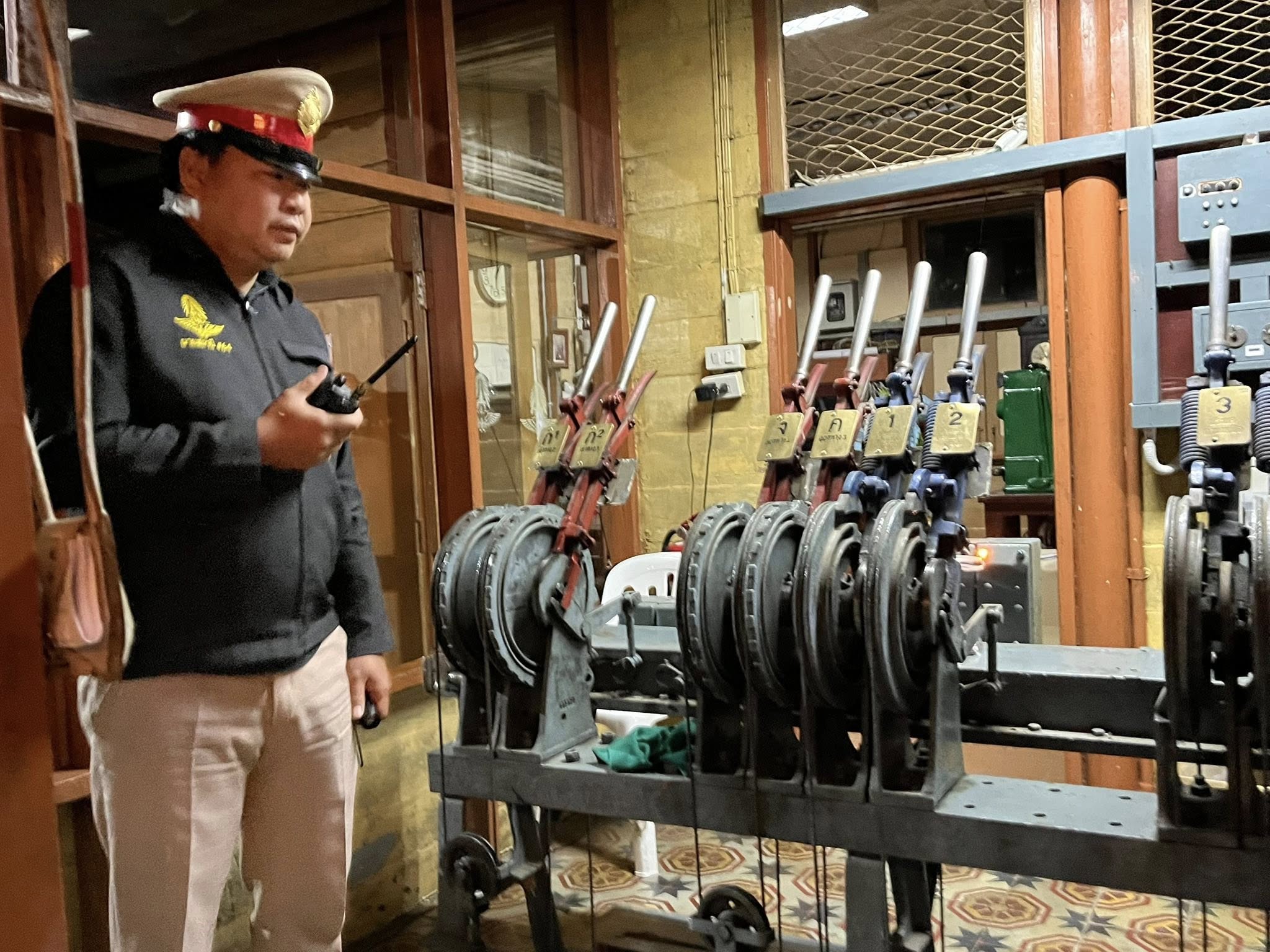 Chef de gare et aiguillage Khun Tan Blue Jasmine Discovery Trains