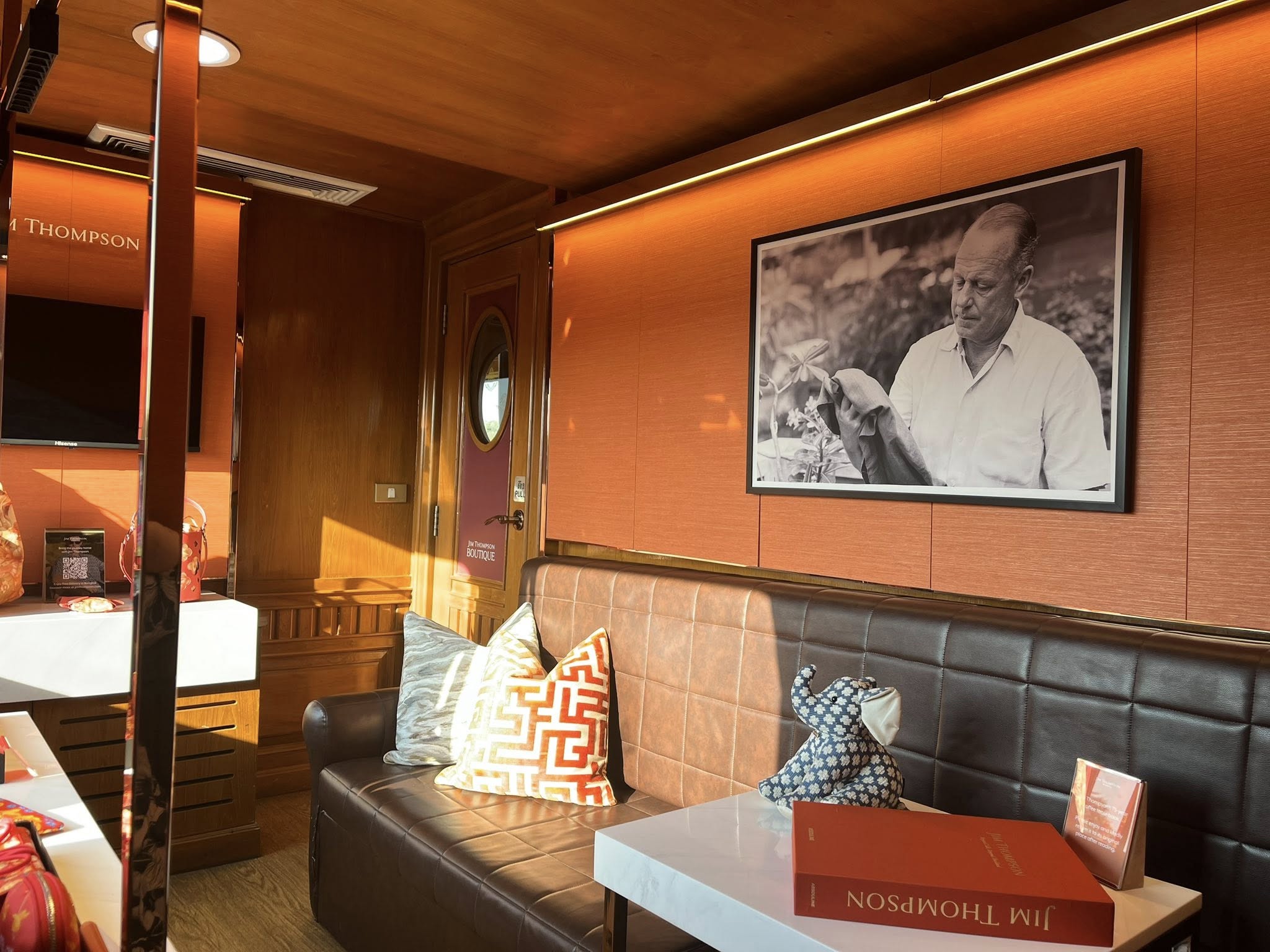 Jim Thompson et le Blue Jasmine Boutique 2 Discovery Trains