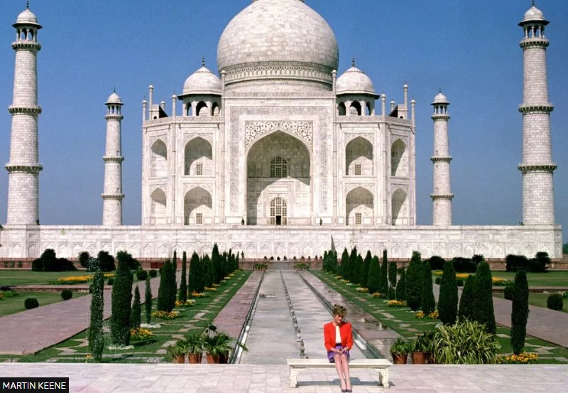 Lady Di devant le Taj Mahal
