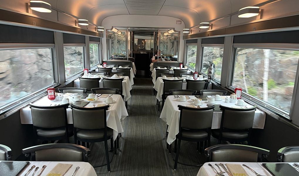 Le restaurant du train Le Canadien © Discovery Trains