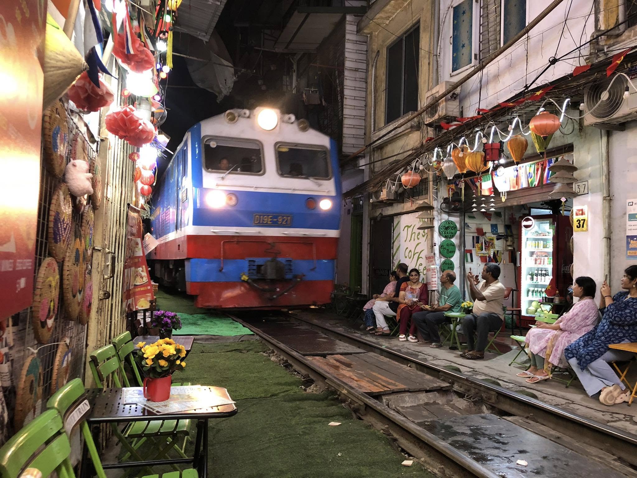 Rue du train 17 Hanoi Vietnam Discovery Trains