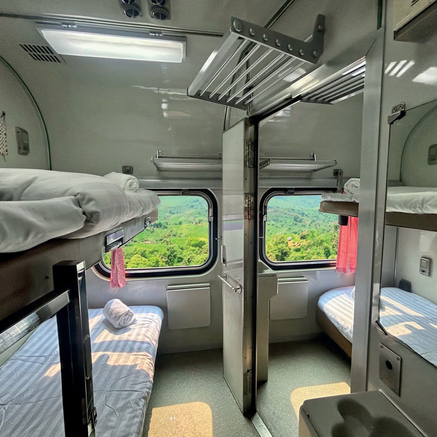 The Blue Jasmine Compartiment Classique3 www.discoverytrains.net