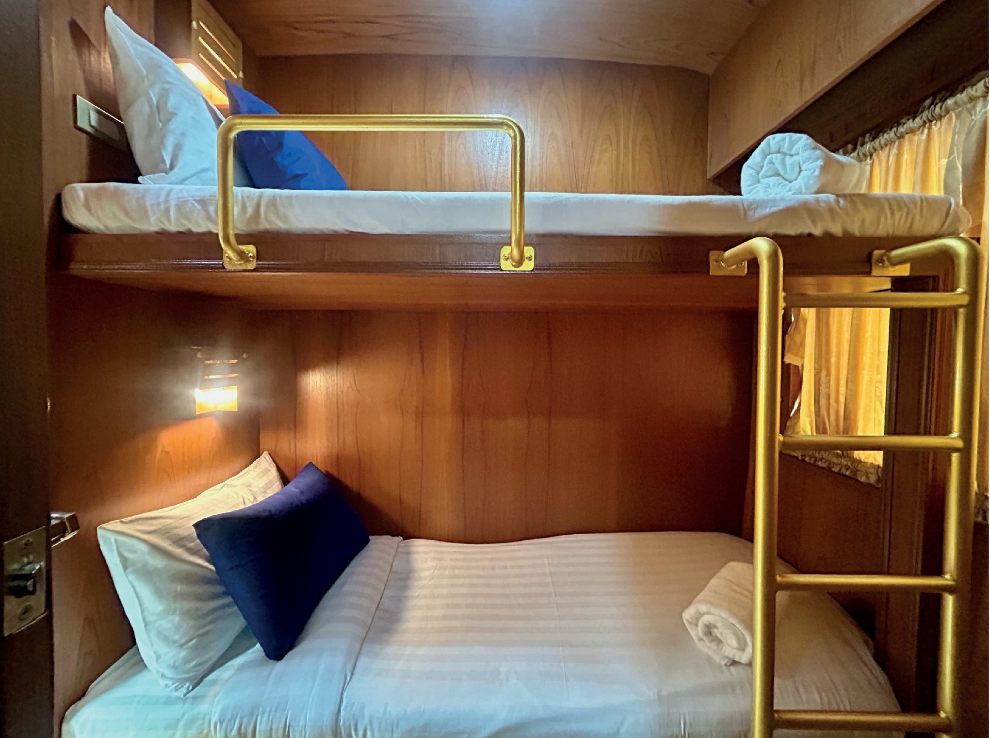 The Blue Jasmine Compartiment Premium 3 www.discoverytrains.net