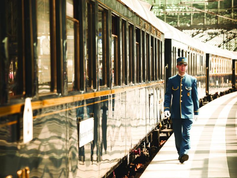 Steward du train de luxe Le Venice-Simplon-Orient-Express et sa célèbre livrée bleue