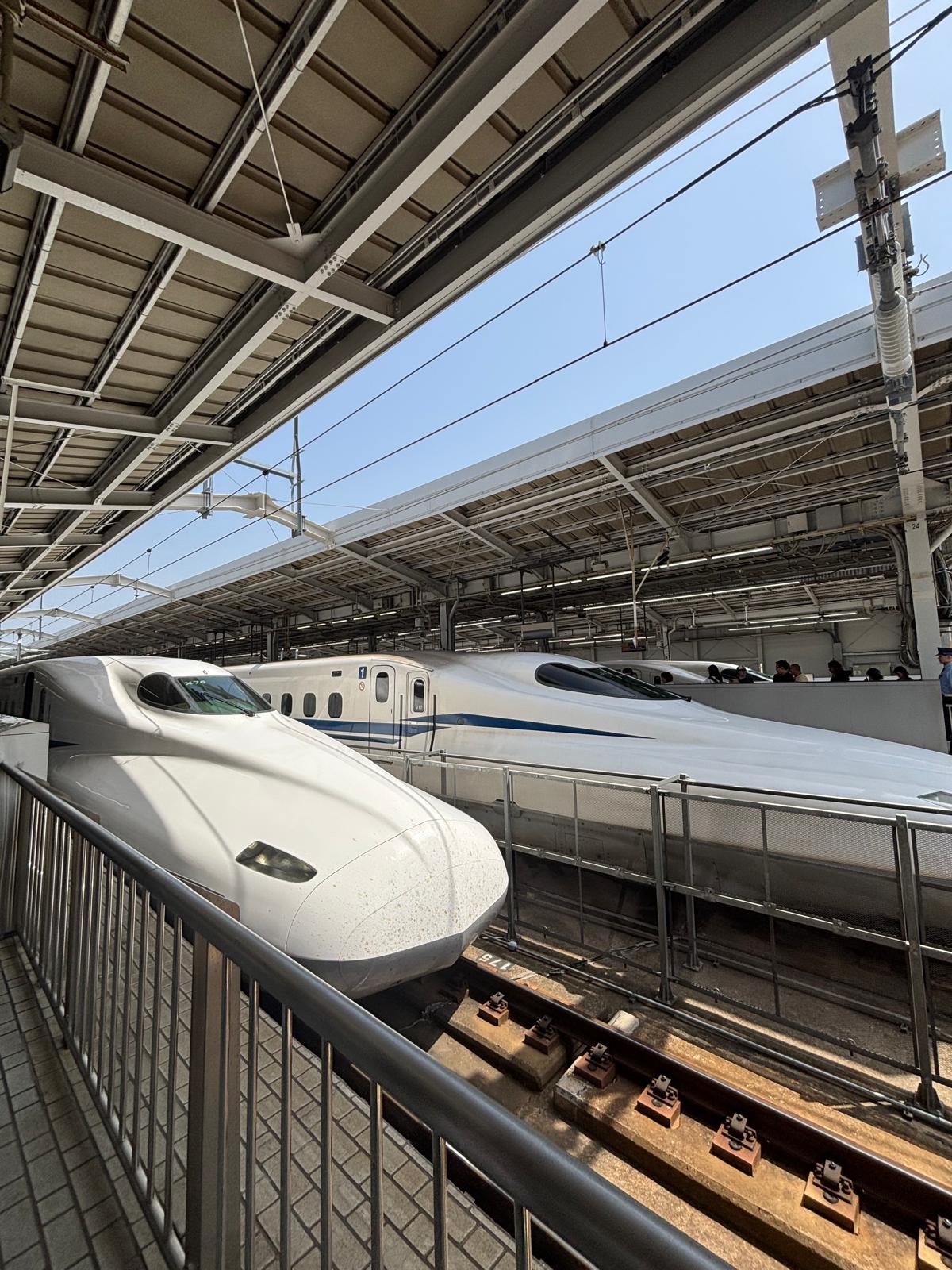 shinkansen en gare Discovery Trains