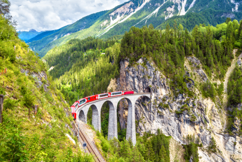 Suisse - Train panoramique - Le Glacier express sur le viaduc de Landwasser